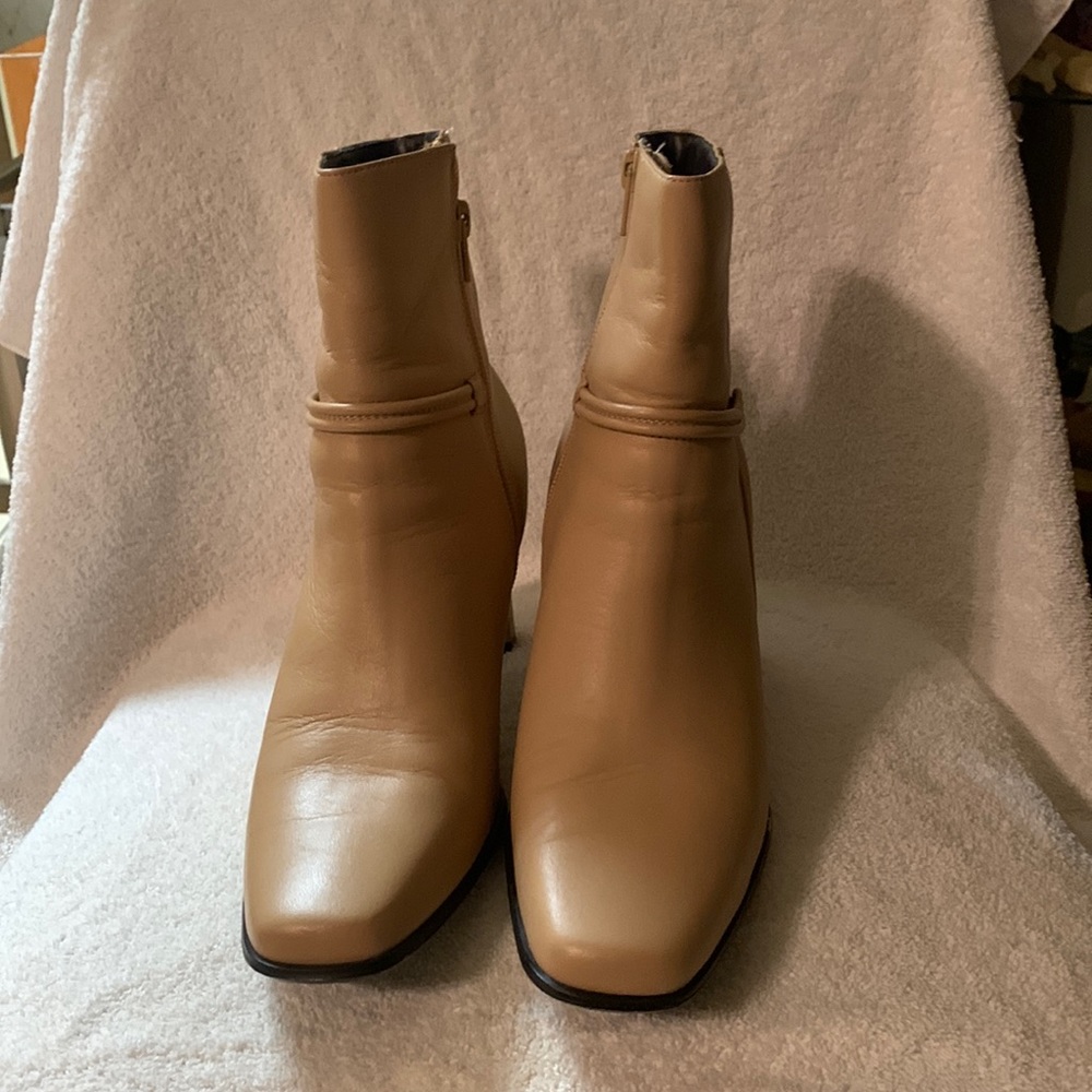 It’s a size 8 1/2 tan ankle boots, only been worn once